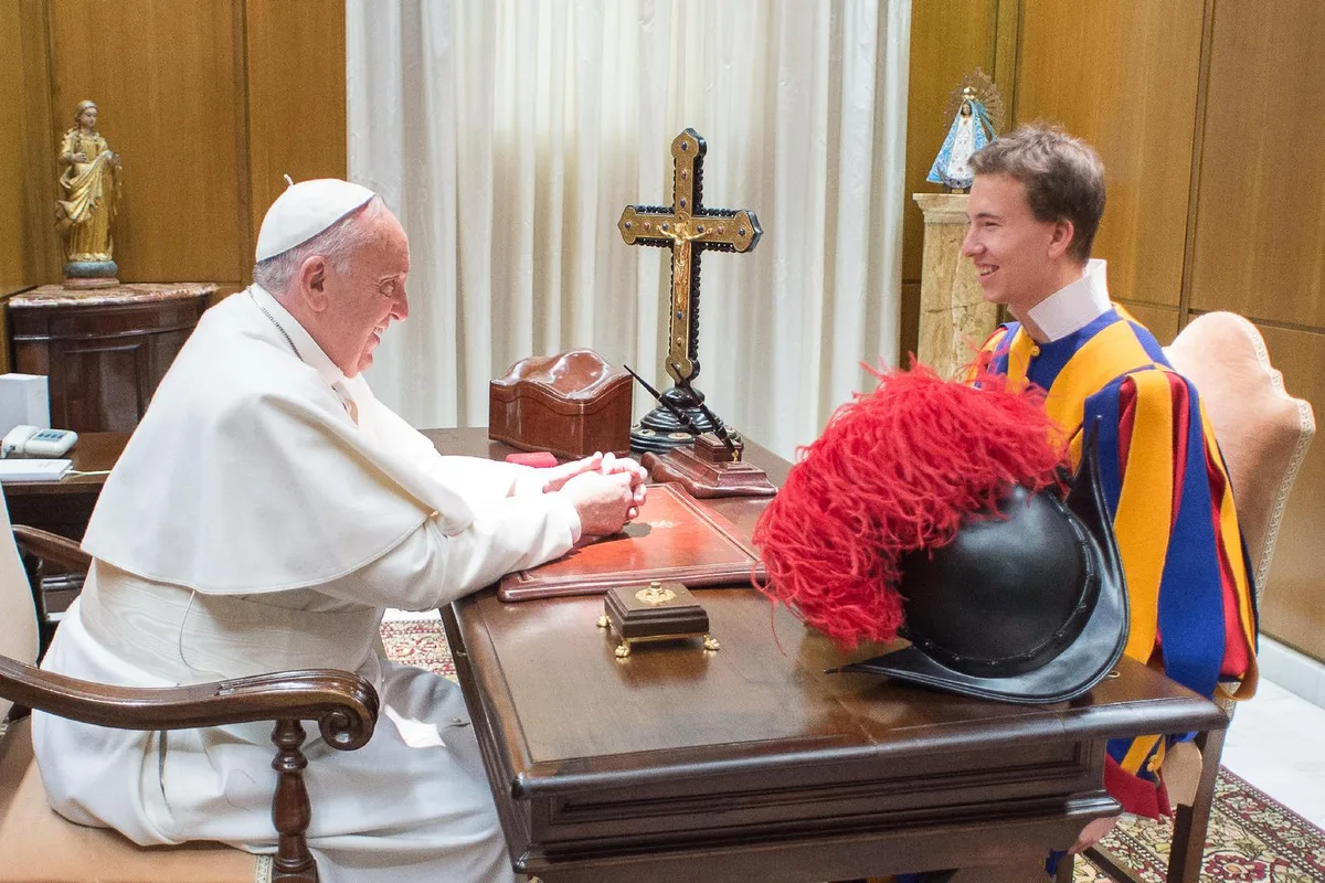 Man sieht David Geisser mit Papst Franziskus.